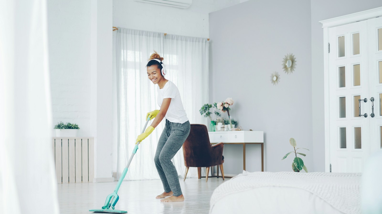 PVC vloer schoonmaken: dweilen, vloerwasser of stoom? (wat wel en niet mag)