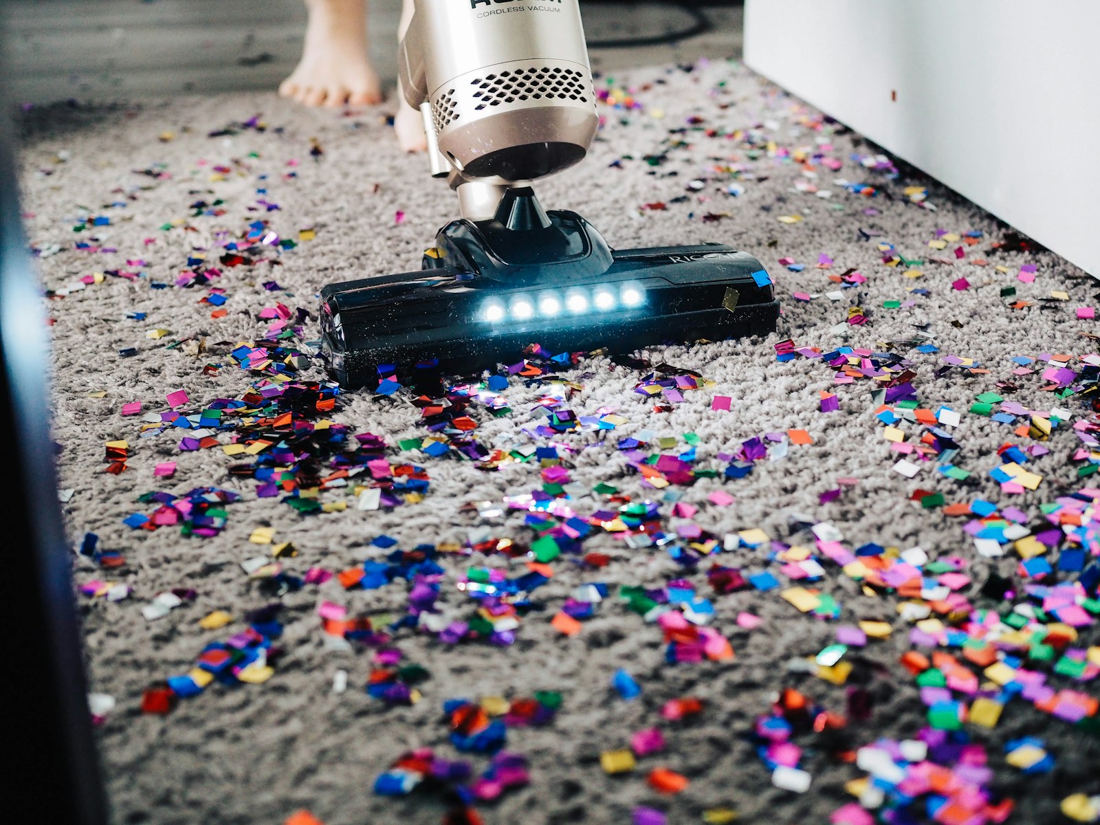 Moderne robotstofzuiger die een lichte woonkamervloer schoonmaakt